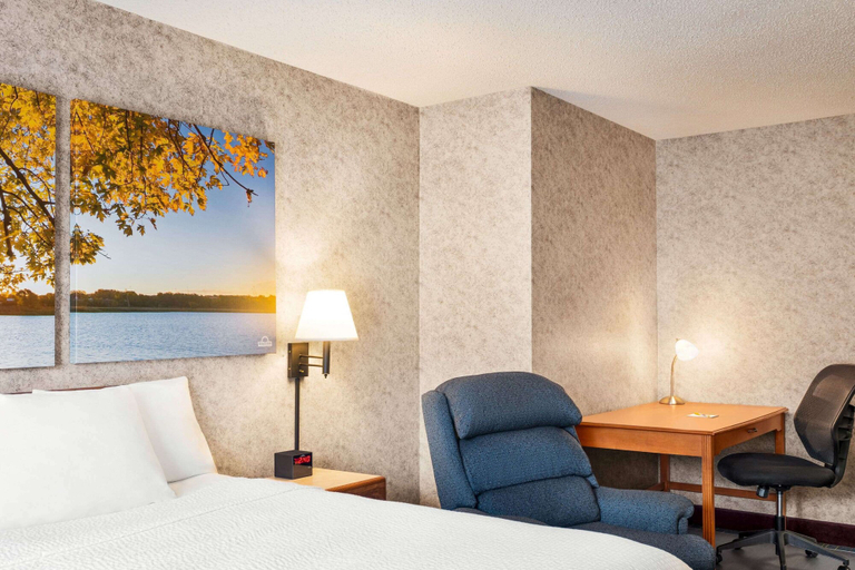 Bedroom 3, Days Inn by Wyndham Hurley, Iron