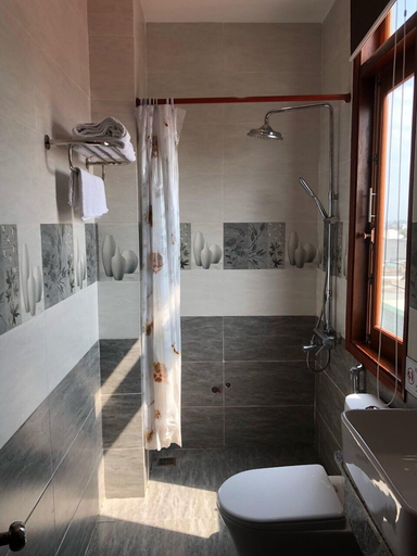 Bathroom 3, Phi Long Hotel, Tuy Hoa
