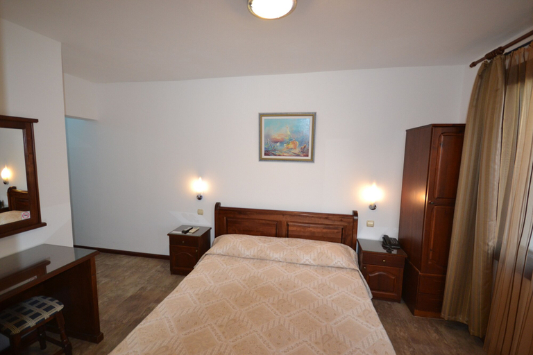 Bedroom 4, Family Hotel More, Sozopol