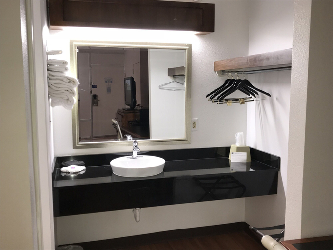 Bathroom 4, Motel 6 Van Buren, AR, Crawford
