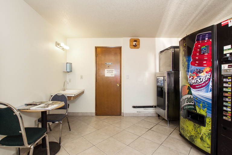 Food & Drinks 5, Super 8 by Wyndham Vancouver East, Clark