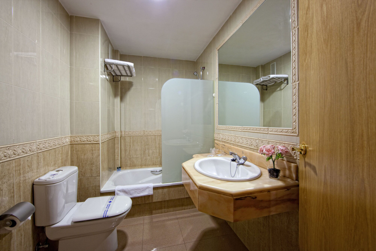 Bathroom 5, Hotel Regio 2, Cádiz