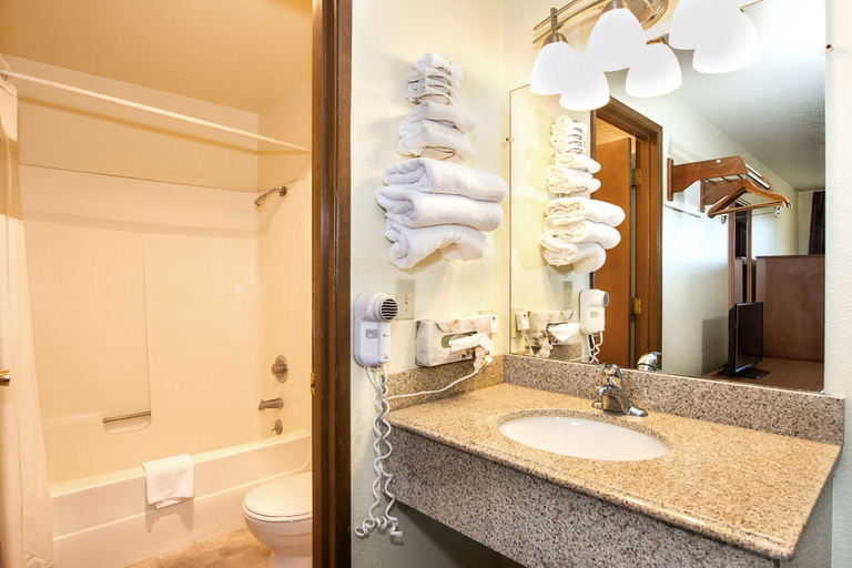 Bathroom 4, Super 8 by Wyndham Vancouver East, Clark