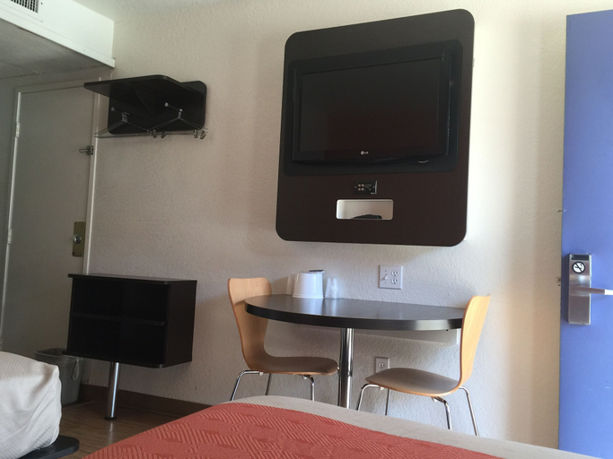 Bedroom 3, Motel 6 Ardmore, OK, Carter