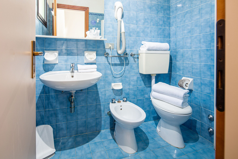 Bathroom 3, Hotel Astor, Venezia