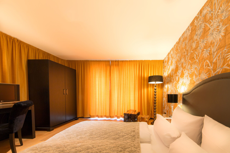 Bedroom 3, La Mansion Vi Vadi Hotel, München