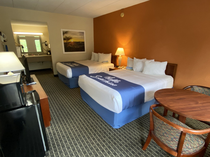 Bedroom 3, Days Inn by Wyndham Morehead, Rowan