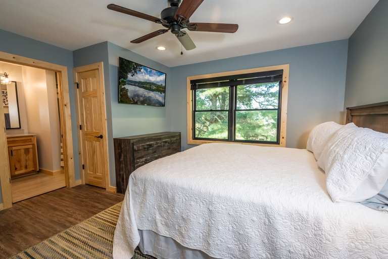 Bedroom 2, In the Groove, Garrett