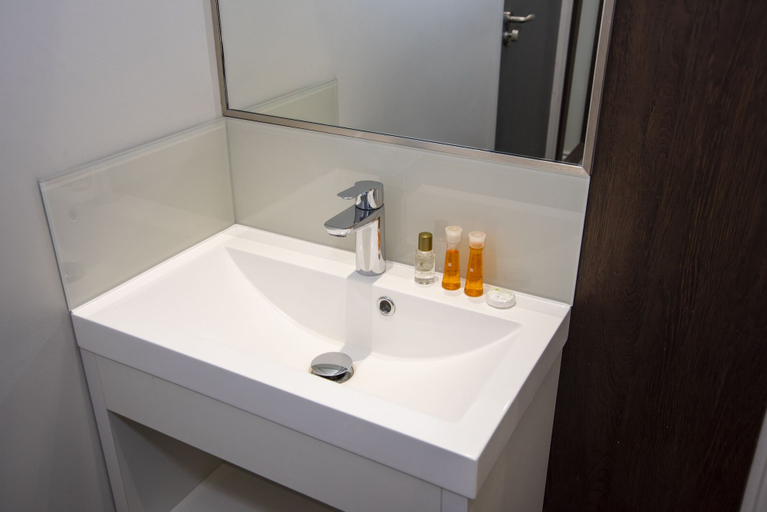 Bathroom 5, Howard Winchester Hotel, London