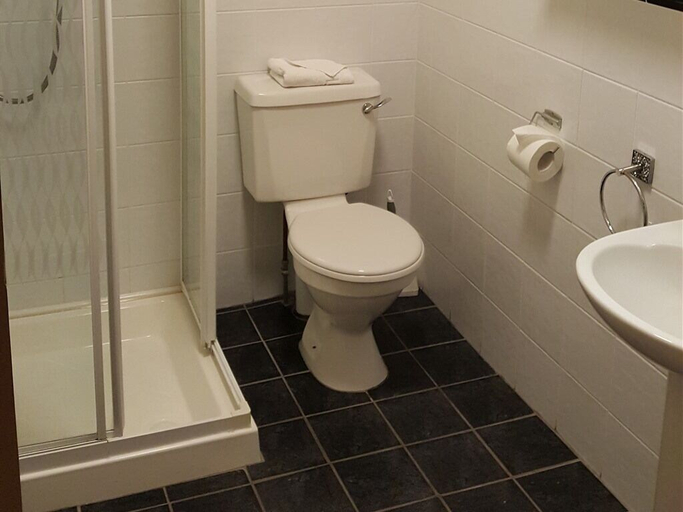 Bathroom 4, Clancys of Glenfarne
