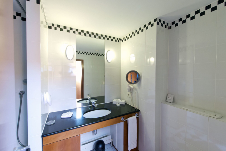Bathroom 5, City Hotel Dresden Radebeul, Meißen