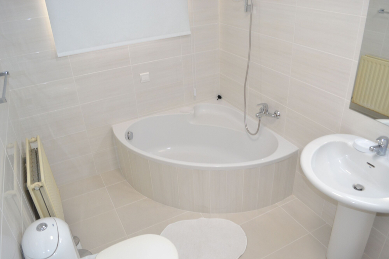 Bathroom 4, Marianna