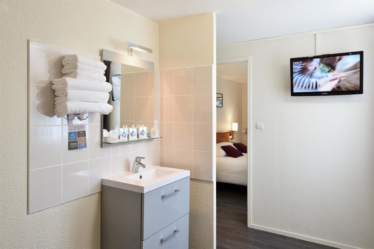 Bathroom 5, Hotel Kyriad Saint Etienne Centre, Loire