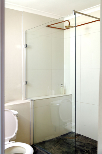 Bathroom 5, Blue Bay Lodge, West Coast