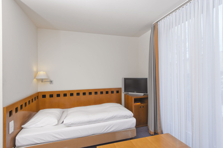 Bedroom 3, City Hotel Dresden Radebeul, Meißen