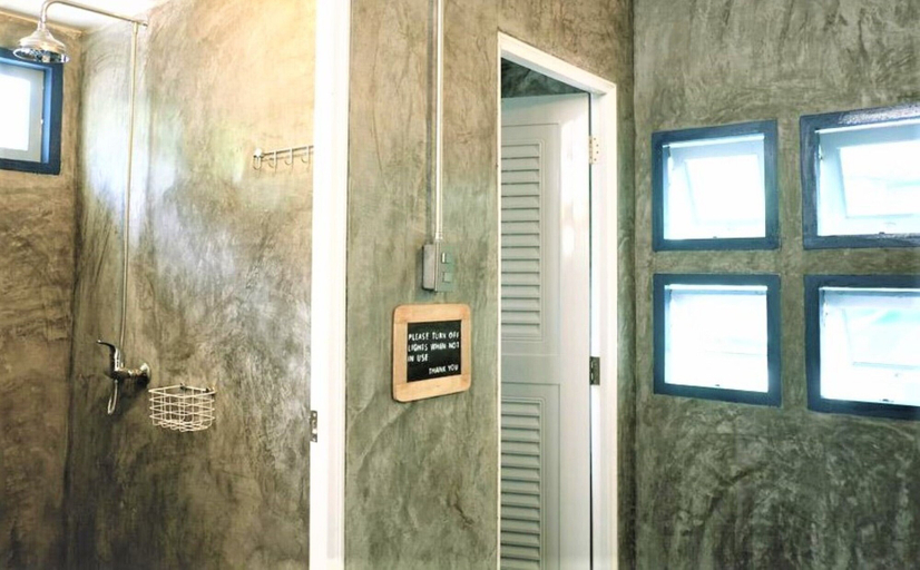 Bathroom 4, Chanchalay Hip Hostel, Mueang Krabi