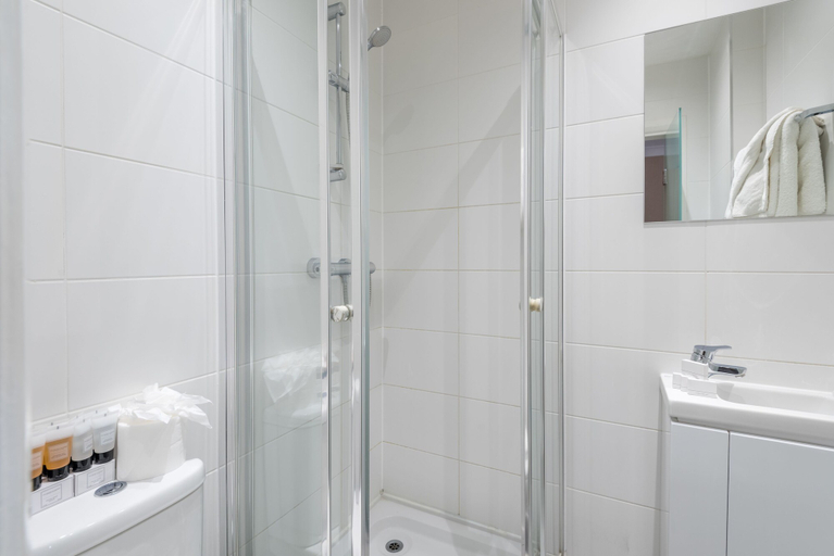 Bathroom 4, Brunel Hotel, London