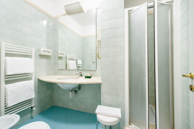 Bathroom 5, La Cisterna, Siena