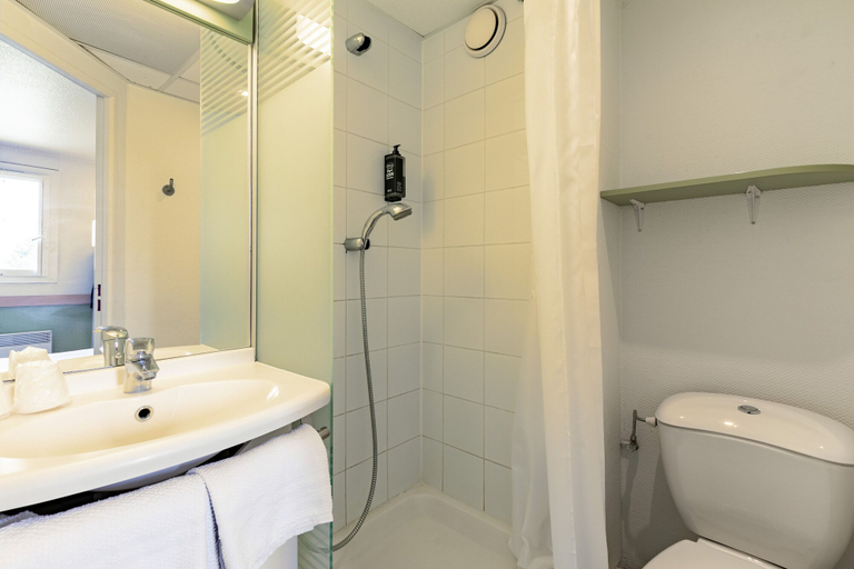 Bathroom 4, B&B HOTEL Strasbourg Nord Schiltigheim, Bas-Rhin