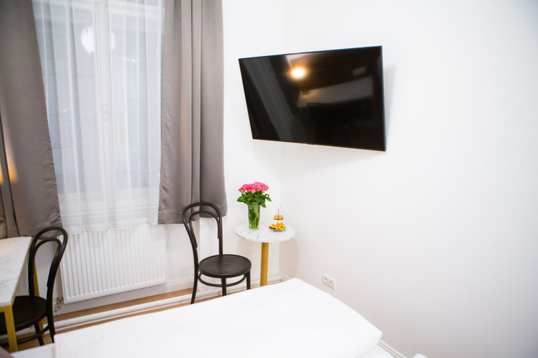 Bedroom 2, Pension Central - Self Check-in, Wien