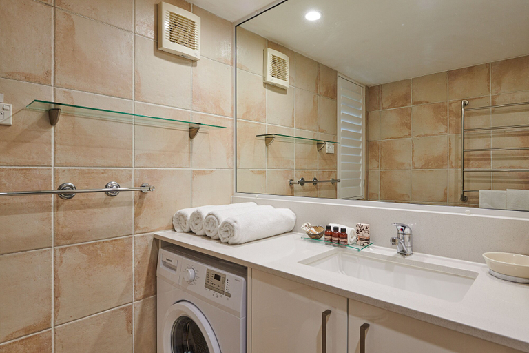 Bathroom 4, Julians Apartments, Byron