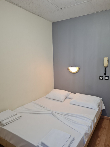 Bedroom 3, Hotel Le Milan, Hautes-Pyrénées