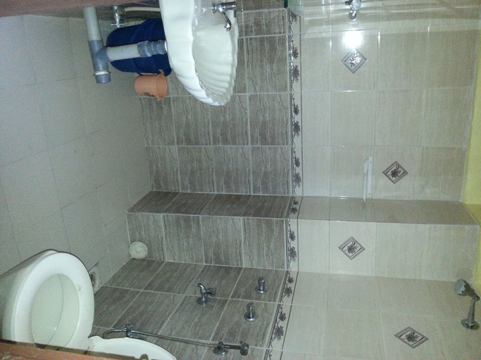 Bathroom 3, Albenjoh Guesthouse, North Goa