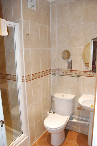 Bathroom 4, Tudor Lodge, Gwynedd