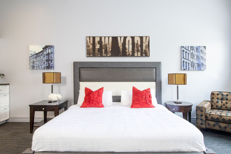 Bedroom 3, Retro Suites Hotel, Chatham-Kent