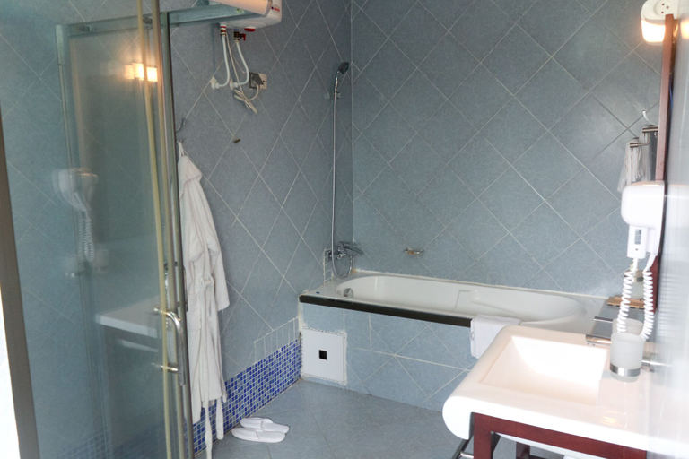 Bathroom 5, Hotel M'Rode, Golfe (incl Lomé)