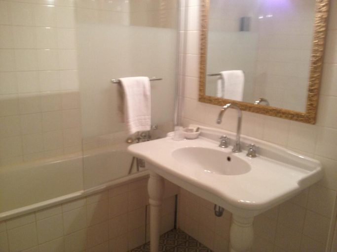 Bathroom 4, Château de la Tremblaye, Maine-et-Loire