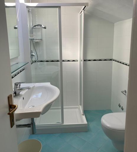 Bathroom 5, Hotel Chery, Ravenna