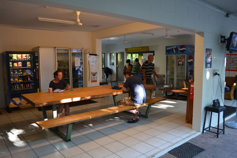 Food & Drinks 4, Frogshollow Backpackers, Darwin
