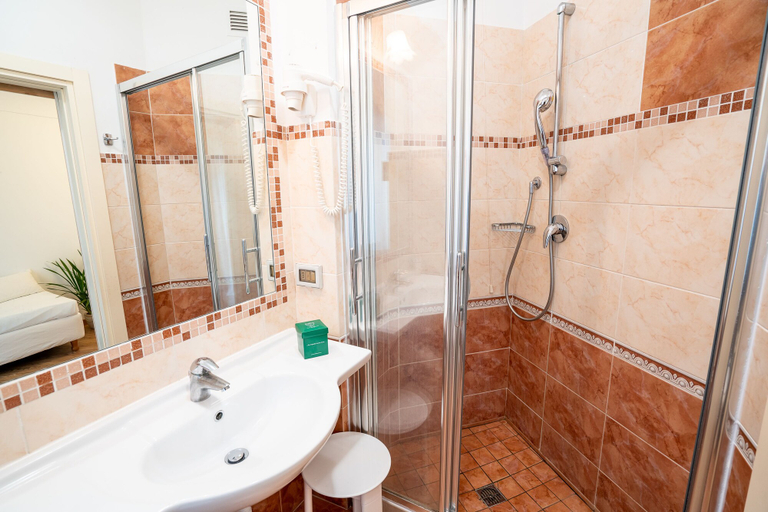 Bathroom 5, Covo dei Saraceni, Bari