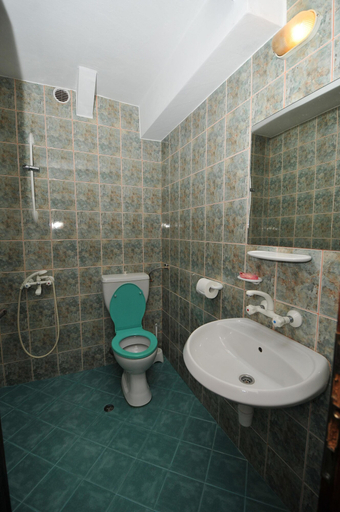 Bathroom 4, Family Hotel More, Sozopol