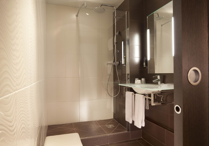 Bathroom 4, Best Western Anjou Lafayette Opera, Paris