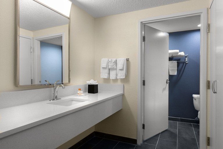 Bathroom 3, Courtyard By Marriott Winston-Salem Hanes Mall, Forsyth