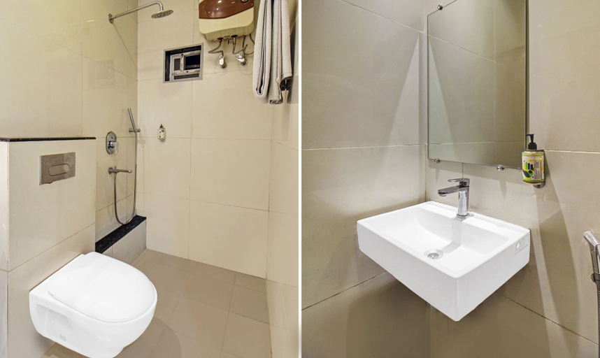 Bathroom 4, Itsy Hotels Transit Express Near Sealdah Station, Kolkata