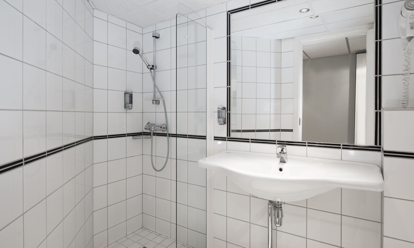 Bathroom 4, Thon Hotel Asker, Asker