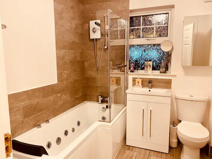 Bathroom 3, Beautiful 3-bed House in Londonderry, Derry and Strabane