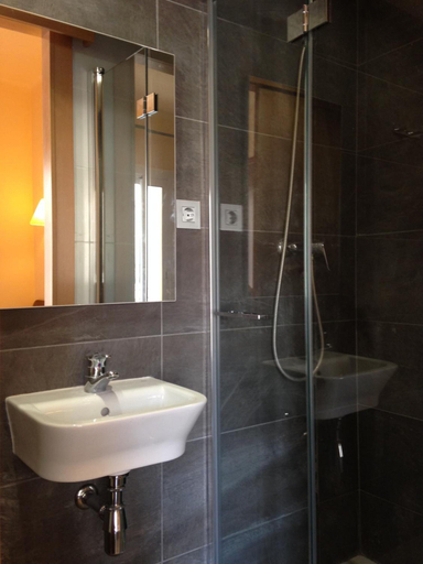 Bathroom 4, Hostal Bonavista, Barcelona