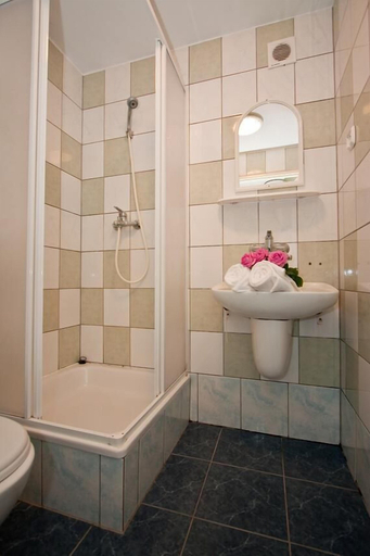 Bathroom 3, OW Gromada Pod Bukami, Kamień