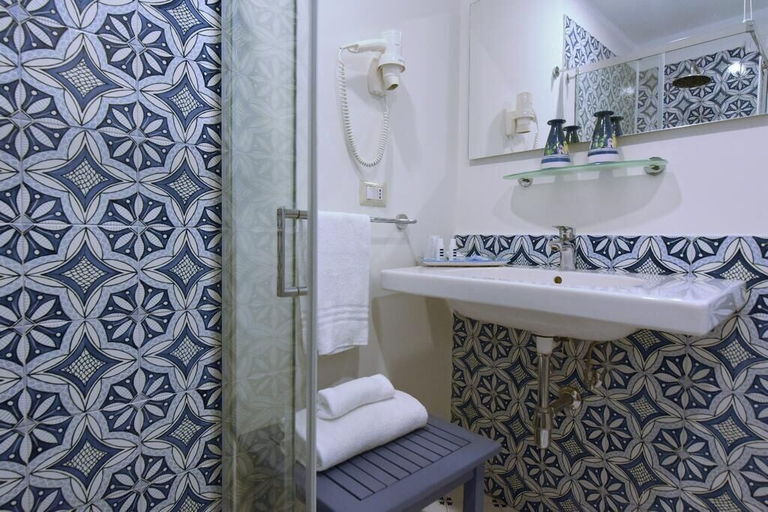 Bathroom 5, Hotel Garden Riviera, Salerno