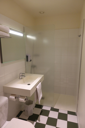 Bathroom 4, Hôtel Grand Confort Le Moulin Rouge, Dordogne