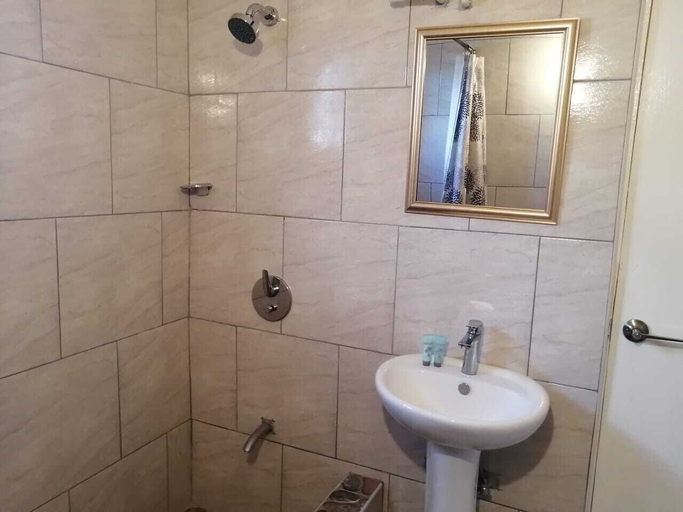 Bathroom 2, Harbor View near Airport