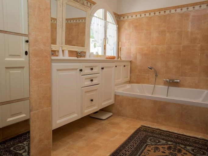 Bathroom 5, La Tarentane, Var