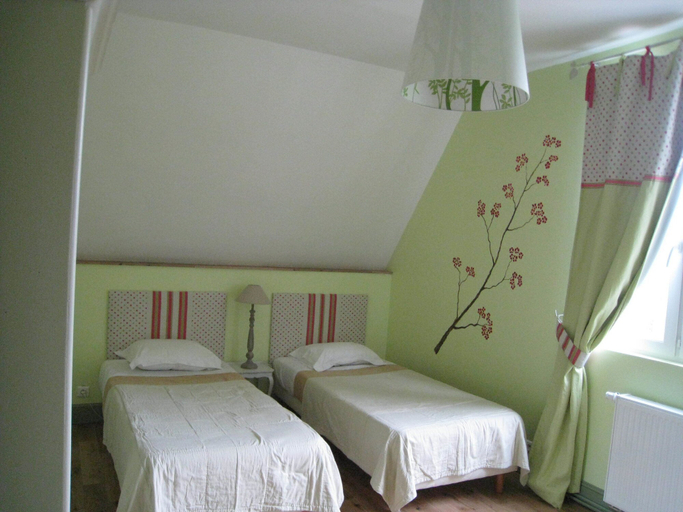 Bedroom 4, Gites - Château d'Omiecourt, Somme