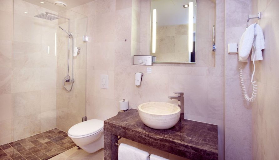 Bathroom 4, Home Hotel Astoria, Hamar