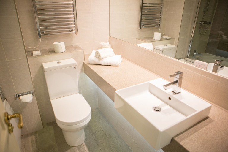 Bathroom 4, Best Western Bristol North The Gables Hotel, South Gloucestershire