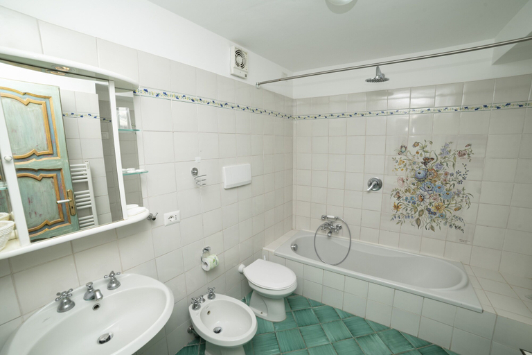 Bathroom 5, Casa Teresa, Salerno